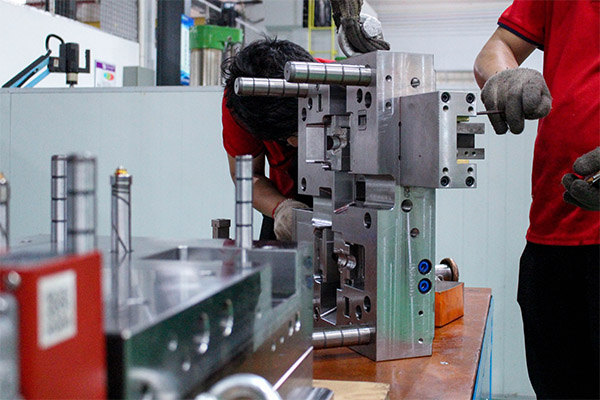 07. 模具加工，加工流程：CNC编程和加工，铣床加工，线切割，EDM，打磨，抛光，